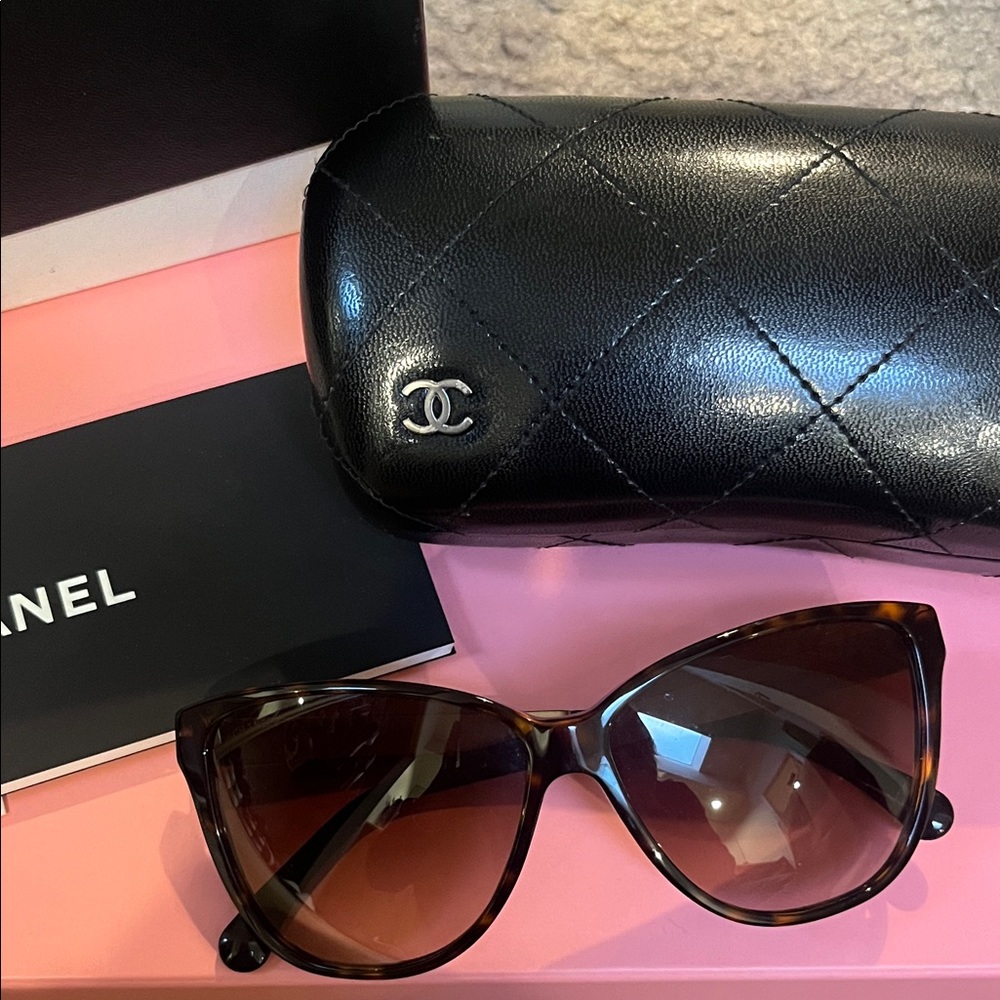 CHANEL Brown Tortoiseshell Cat-Eye Sunglasses with Black Quilted Case